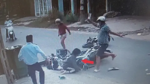 CLIP: Người đàn ông đạp tới tấp vào mặt, đầu nữ sinh sau va chạm giao thông