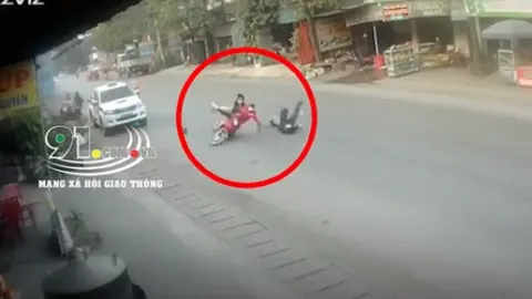 Clip: Đôi nam nữ gây phẫn nộ khi cố tình 'thông chốt', lao xe tông thẳng vào chiến sĩ CSCĐ