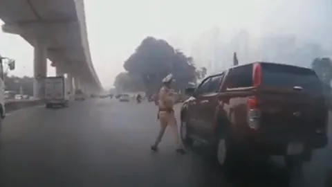 CLIP: CSGT vụt vỡ gương xe bán tải vì yêu cầu dừng nhưng tài xế cố tình đánh võng