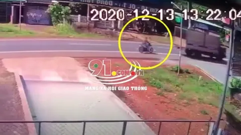 CLIP: Cú vít ga kinh hoàng đoạt mạng người đàn ông và khoảnh khắc lao vào đuôi xe tải gây ám ảnh