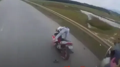 CLIP: Húc văng 2 người vào tà luy, thanh niên vẫn 'bay' trên xe máy và cái kết kinh hoàng