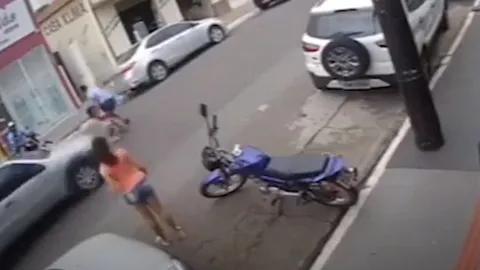 CLIP: Bé gái lao qua đường không quan sát suýt bị ô tô tông, phản ứng của anh trai được ví là 'người hùng'