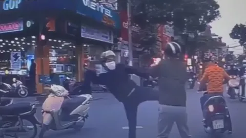 CLIP: Hai nam thanh niên lao vào đánh đấm nhau ngay giữa ngã tư sau va chạm giao thông