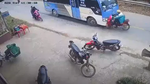 CLIP: Khoảnh khắc ô tô khách đâm trực diện nam sinh đi xe máy, nguyên nhân gây nhiều tranh cãi