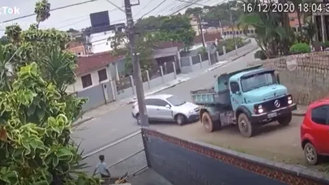 CLIP: Phát hiện xe tải tuột dốc kinh hoàng, tài xế xe con có pha xử lý tỉnh táo, thoát nạn trong gang tấc