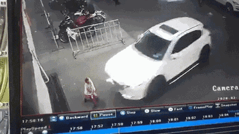 Clip: Kinh hoàng khoảnh khắc bé trai đạp xe bị ô tô đâm trúng, lọt vào gầm