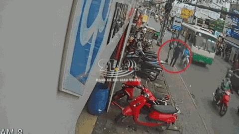 Clip: Đang đứng bên vỉa hè, nam thanh niên bất ngờ lao đầu vào gầm xe buýt tử vong