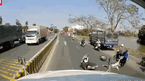 CLIP: Ngồi trước đầu xe container với hành động khó hiểu, người đàn ông bị nam thanh niên lôi vào lề đường
