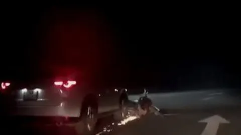 CLIP: Sau va chạm, tài xế ô tô say rượu kéo lê xe máy 2km trên đường đến tóe lửa