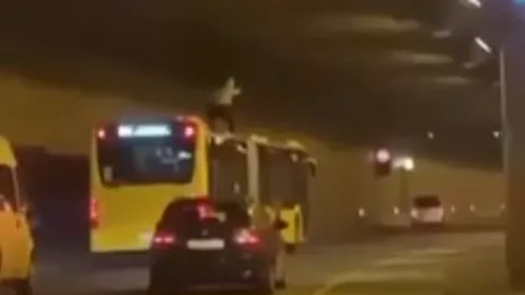CLIP: Kinh hãi khoảnh khắc nam thanh niên leo lên nóc xe ô tô đang chạy để 'diễn xiếc'