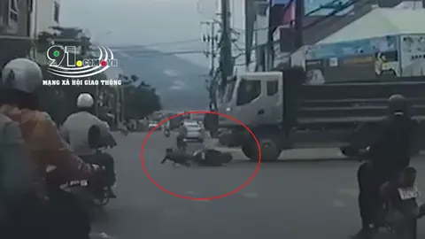 CLIP: Chưa hết thời gian dừng chờ đèn đỏ nhưng vẫn bất chấp chạy, nam thanh niên nhận về cái kết cực nhọ