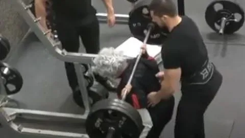 Đám đông thanh niên lác mắt nhìn 'bà cụ' nâng tạ gần 200 kg