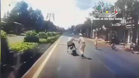 CLIP: Đang 'cà khịa' ô tô gặp ngay CSGT, người đàn ông tăng tốc thông chốt và cái kết ê chề