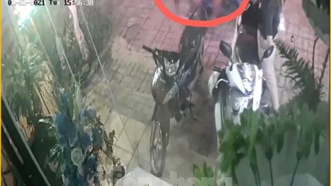 Clip: Đứng trước nhà nghe điện thoại, cô gái bị 2 đối tượng cướp túi xách chứa 50 triệu đồng