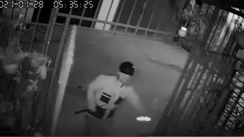 Clip: Người đàn ông đạp tung cửa nhà dân, ngang nhiên xông vào trộm chó lúc rạng sáng gây bức xúc
