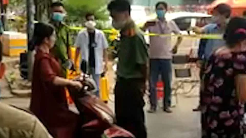 CLIP: Người phụ nữ không đeo khẩu trang, la lối đòi rời chung cư đang bị phong tỏa