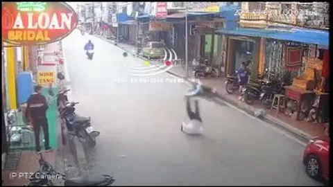 CLIP: Nam sinh điều khiển xe máy với tốc độ cao, tông người đàn ông đi bộ ngã văng xuống đường