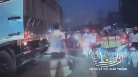 Clip: Tài xế ô tô tải dừng giữa đường, cầm dao dằn mặt nam thanh niên ném đá vào xe