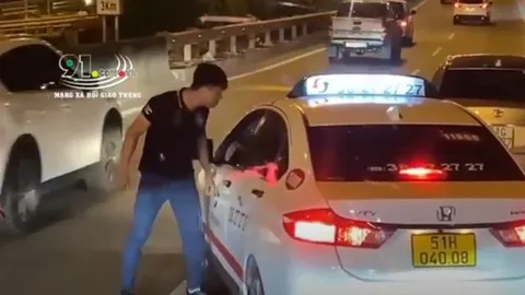 CLIP: Người đàn ông chạy xe con chặn đầu xe taxi, hùng hổ lao xuống dằn mặt tài xế ngay trên cao tốc