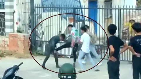 Clip: Nam thanh niên bị đánh hội đồng, đấm đá túi bụi trên đường sau va chạm giao thông
