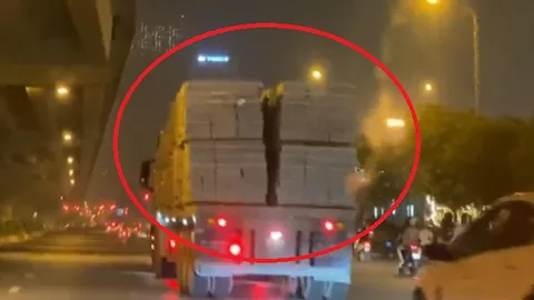 Video: Container chở gạch xiêu vẹo, lắc lư ‘làm xiếc’ trên đường quốc lộ