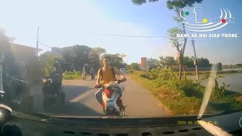 Chạy xe lấn làn, nam sinh đâm trực diện vào ô tô, khoảnh khắc sau đó khiến người xem hết hồn