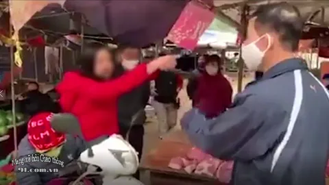 Clip: Đi chợ không đeo khẩu trang bị nhắc nhở, người phụ nữ lớn tiếng chửi cả chợ
