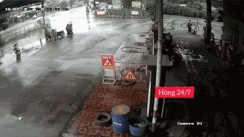 Clip hi hữu: Xe máy không người lái bất ngờ phi qua đường, lao thẳng vào cây xăng khiến nhiều người kinh hãi