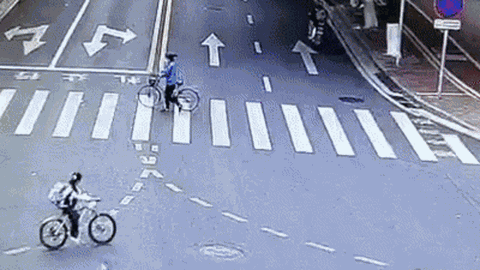 Kinh hoàng khoảnh khắc xe ô tô lao trực diện vào cô bé học sinh đang qua đường