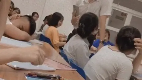 Nam sinh ngủ gật trong giờ, thầy giáo có màn trừng phạt cao tay khiến cả lớp cười nghiêng ngả