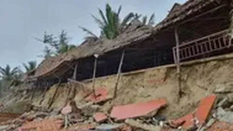 Clip: Hàng chục nhà hàng ven biển bị sóng đánh tan hoang