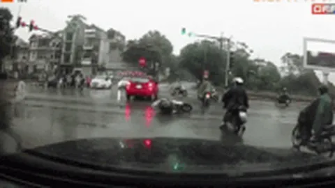 Clip: Pha trượt dài đầy đau thương của cô gái giữa ngã tư phố Hà Nội, nguyên nhân 'chỉ vì cái phanh'