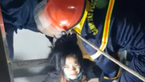 CLIP:  Nghẹt thở giải cứu người phụ nữ mắc kẹt trong thang máy ở Sài Gòn