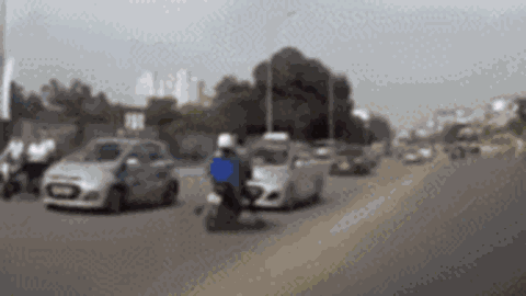 CLIP: Tông vào ô tô ngã văng, chồng hốt hoảng đuổi theo con chó, mặc vợ nằm đau giữa đường
