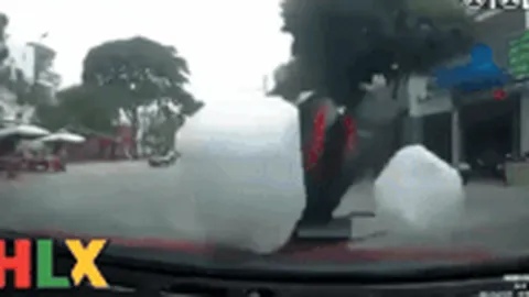 CLIP: Phút lơ là của tài xế và cú tông chí mạng khiến tất cả xót xa