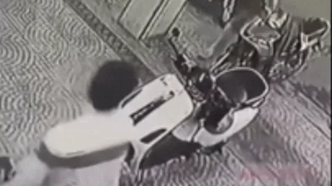 Clip: Hỏi thăm đường không được, nam thanh niên đi SH mở cốp xe lấy dao, hung hăng đuổi nhân viên quán chè