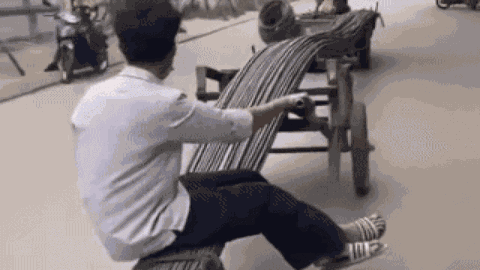 CLIP: 2 người đàn ông khiến cả phố vừa 'căm' vừa sợ, mỗi lần bẻ lái là thót tim