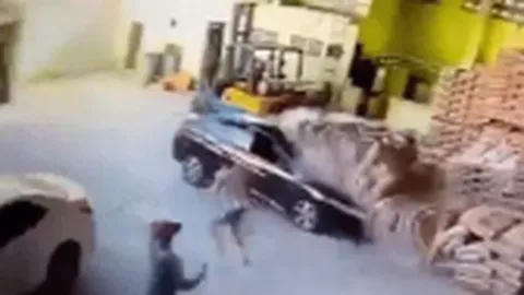 Kinh hoàng khoảnh khắc hàng trăm bao xi măng đổ sập xuống chiếc ô tô đang có người ngồi bên trong