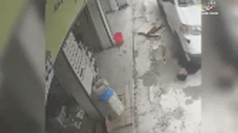 Ngồi đúng điểm mù ô tô tải, người đàn ông bị bánh xe chèn qua và khoảnh khắc thần kỳ xuất hiện