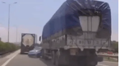Cái kết đắng lòng cho tài xế Kia Morning khi 'loi choi'... tạt đầu xe tải