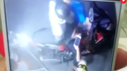 Lại xuất hiện clip người đàn ông xúi bé trai trộm điện thoại của người phụ nữ bán xôi ở Sài Gòn