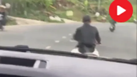 Clip: Nam thanh niên đánh võng ngay trước đầu ô tô, còn 'cà khịa' tài xế bằng loạt hành động khó hiểu