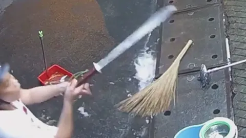 Truy xét thanh niên kẹp cổ, đánh cô gái rồi dùng mã tấu doạ chém nhiều người can ngăn ở Sài Gòn