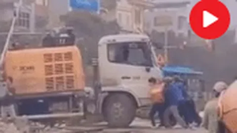 Clip: Nín thở theo dõi cảnh giải cứu xe rơ mooc mắc kẹt trên đường ray đúng lúc tàu hỏa sắp chạy qua