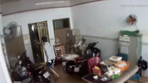 Clip: Nam thanh niên ngang nhiên xông vào nhà, xịt hơi cay vào mặt cụ bà