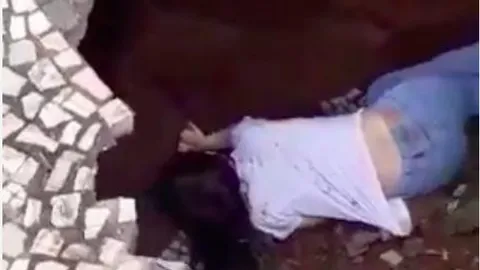 Clip: Đang đứng chờ qua đường, thiếu nữ bất ngờ bị 'hố tử thần' nuốt chửng