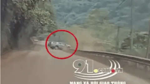 CLIP: Khoảnh khắc xe bán tải lảo đảo rồi lao xuống vực, tài xế leo lên đường bấm điện thoại