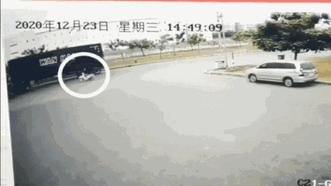 CLIP: Xe đầu kéo 'vặn cổ' bất thình lình khiến thanh niên suýt tử nạn, bảo vệ rối rít gọi tài xế quay lại