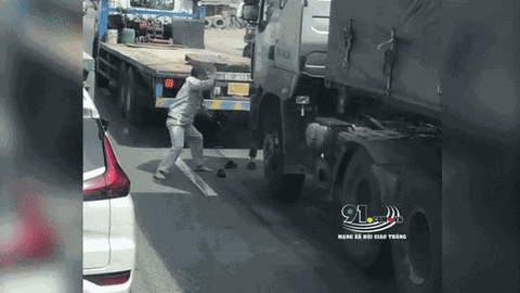 Clip: Đứng tim cảnh tài xế cầm đao lao vào hỗn chiến với bác tài dùng côn nhị khúc