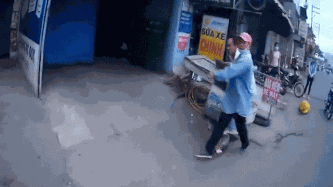 Clip: Bị chọi cả khúc gỗ vào đầu, tài xế xe ôm công nghệ bỏ khách chạy bán sống bán chết
